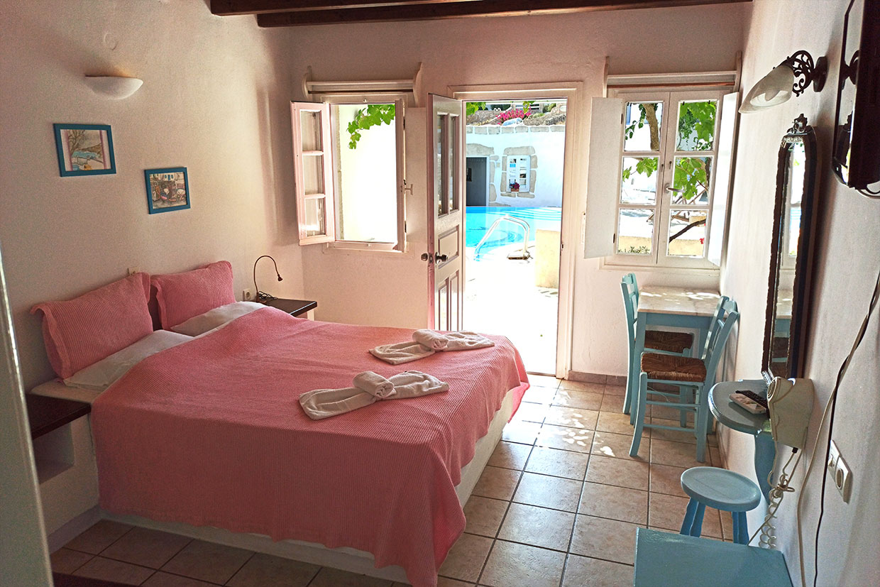 Ampelos hotel in Folegandros, pool