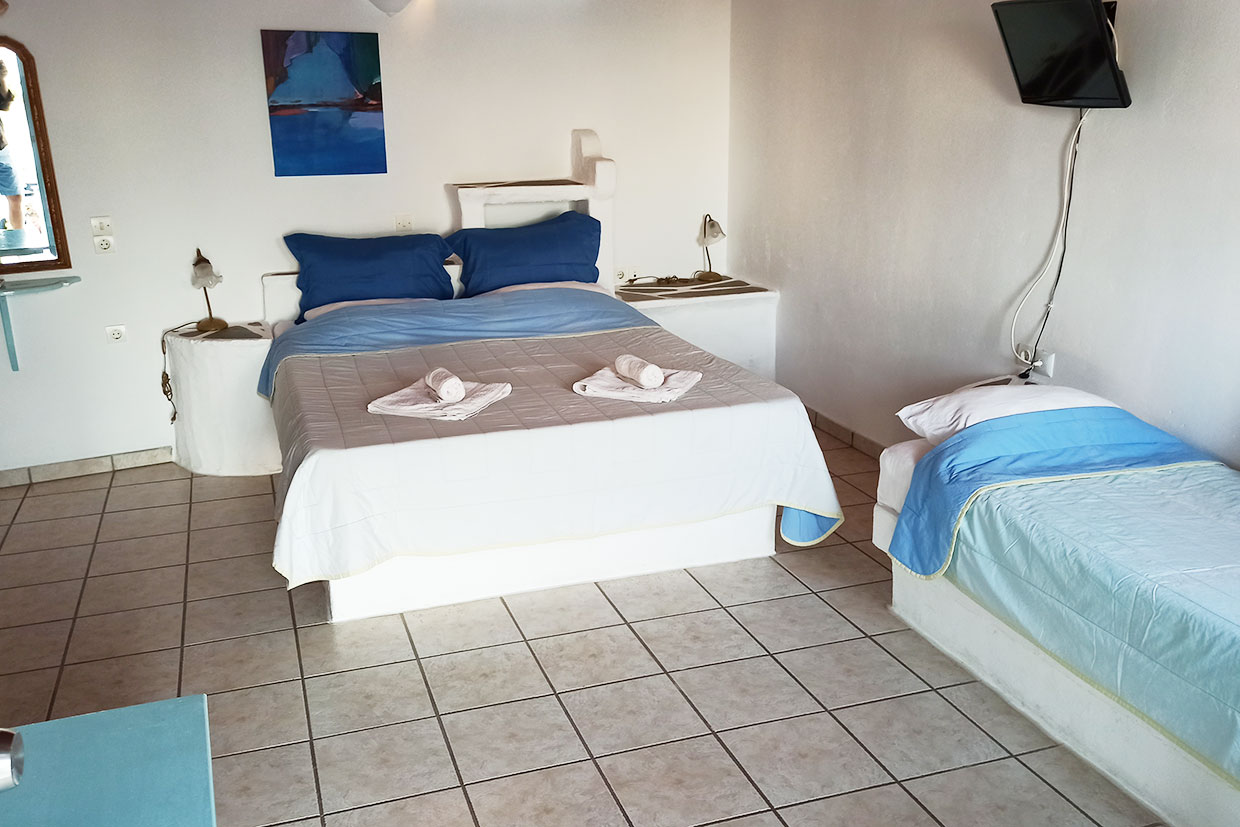 Hôtel Ampelos à Folegandros, chambre triple